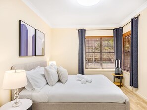 5 bedrooms, desk, iron/ironing board, WiFi