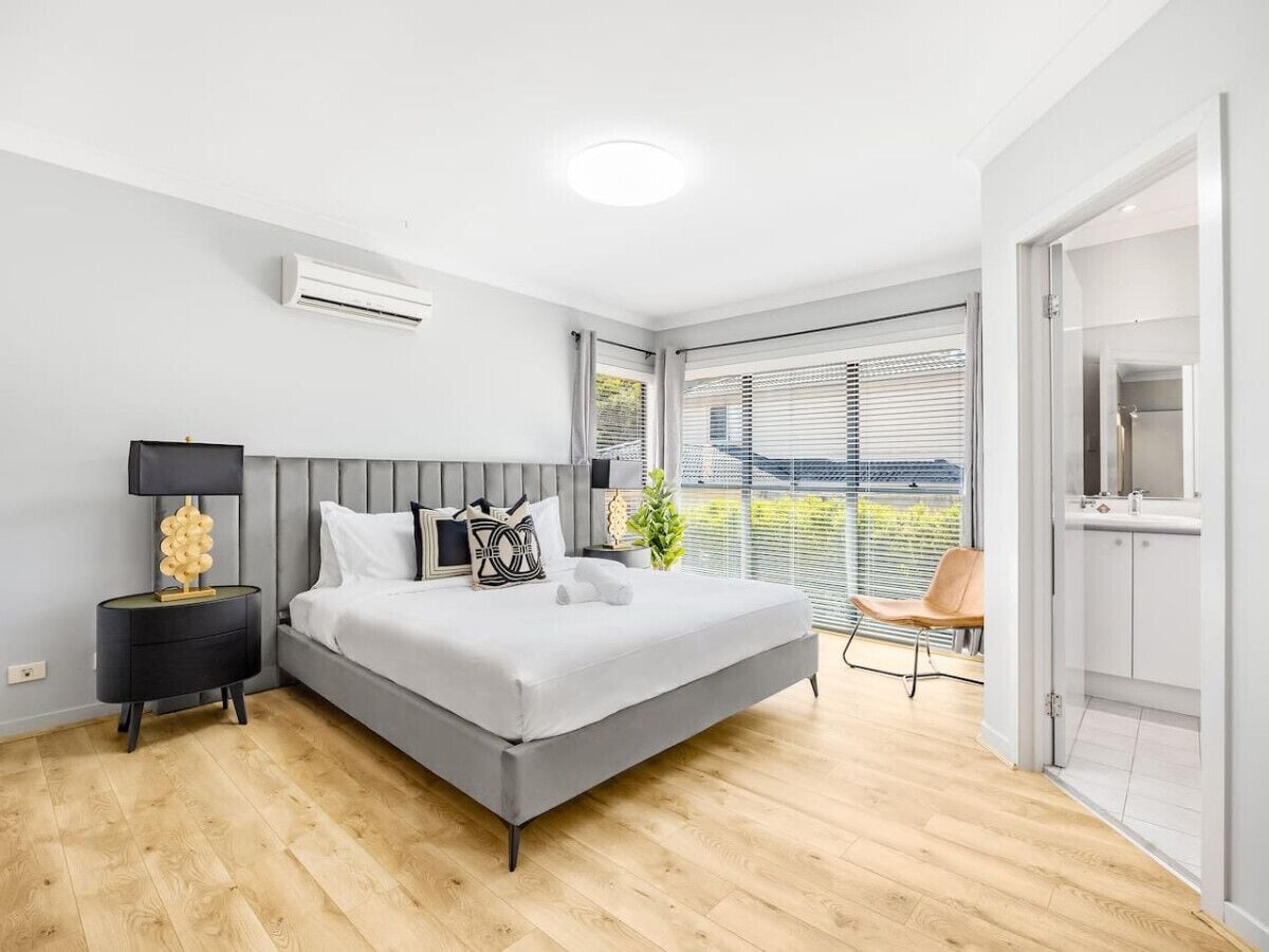 5 bedrooms, desk, iron/ironing board, WiFi