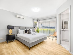 5 bedrooms, desk, iron/ironing board, WiFi