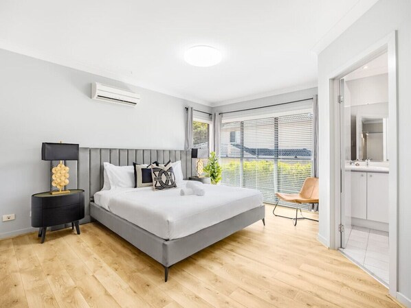 5 Schlafzimmer, Schreibtisch, Bügeleisen/Bügelbrett, WLAN