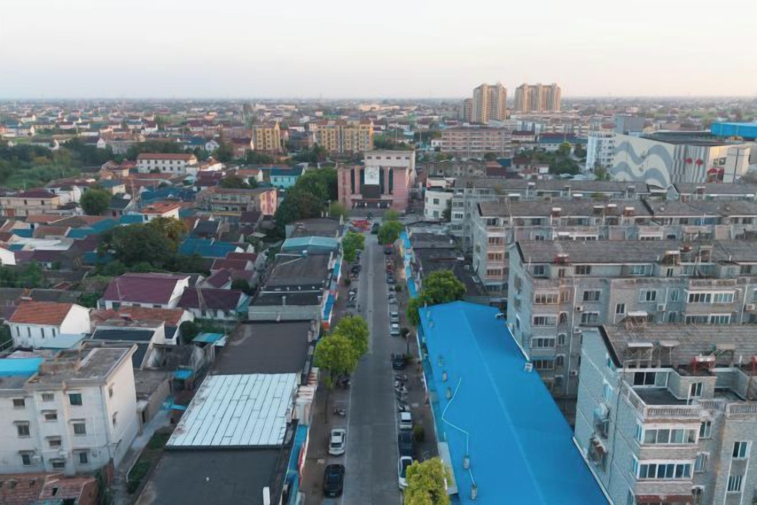 Un paisaje urbano con una variedad de estilos arquitectónicos, incluyendo edificios residenciales y comerciales.