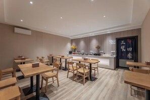 Dining - Yilong Anyun Hotel (Rudong Chahe Middle School) (Rudong)