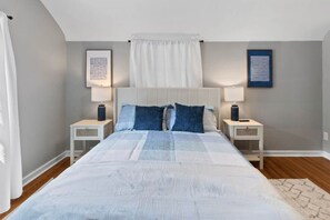 3 bedrooms, free WiFi, bed sheets - Minutes from UofR- Large 3BDRM! (Rochester)