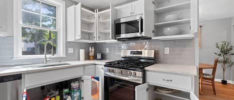 Kjøleskap, mikrobølgeovn, ovn og kokeplater