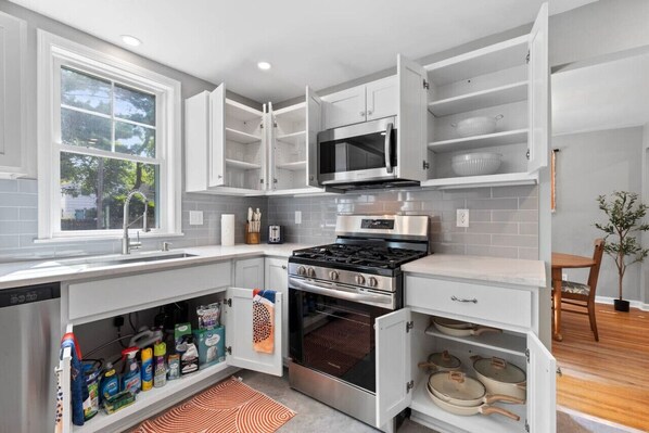 Kjøleskap, mikrobølgeovn, ovn og kokeplater