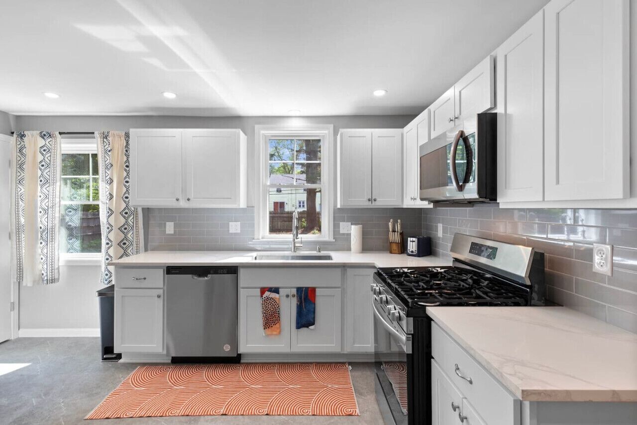 Kjøleskap, mikrobølgeovn, ovn og kokeplater