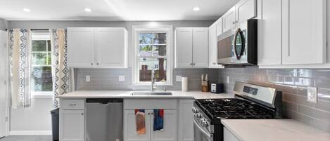 Kjøleskap, mikrobølgeovn, ovn og kokeplater