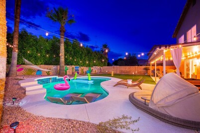 Saguaro Spa Retreat: Heated Pool, Spa, Golf, Pool Table, Massage Chair,Sleeps 14