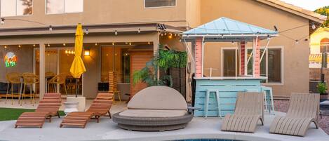 Alberca al aire libre y alberca climatizada