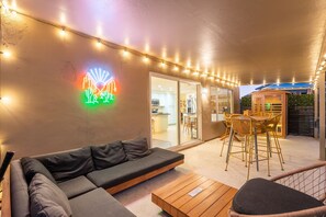 Outdoor dining - Saguaro Retreat: Heated Pool, Sauna, Spa, Golf, Pool Table, Msg Chair,Sleeps 14 (Mesa)