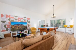 Smart-TV, peis, videospill og bøker