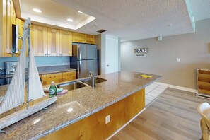 Refrigerador, microondas, lavavajillas y cafetera y tetera 