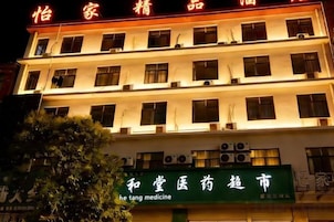 Un edificio de varios pisos con señalización que indica que es un centro médico.
