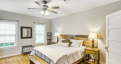 ‘Lumberjack Hideaway’ Near Campus in Nacogdoches!