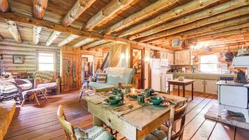 Fernseher, Kamin, Bücher, Stereoanlage