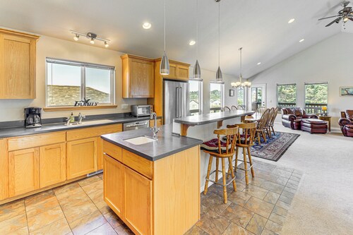 Coastal Oregon Home: Walk to Dock!