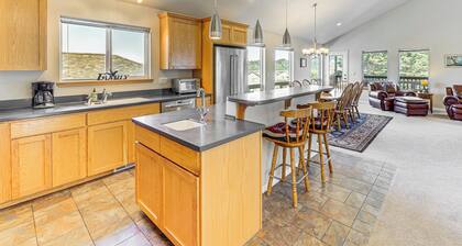 Coastal Oregon Home: Walk to Dock!