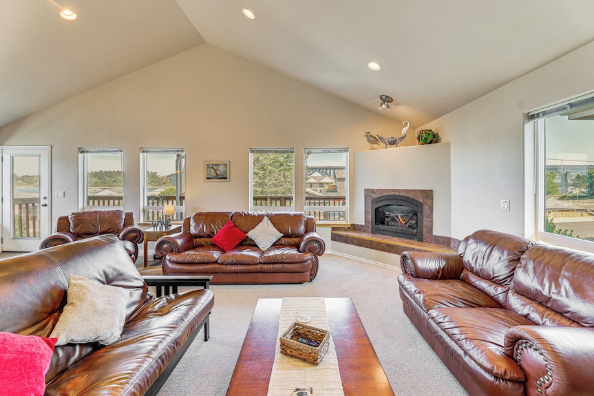 Coastal Oregon Home: Walk To Dock! - Newport