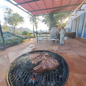 Outdoor dining - House with jacuzzi, splendid view over valley and vineyards, 15 mins from the sea. (Le Beausset)