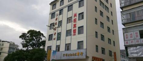 A multi-story building with signage indicating it is a hotel.