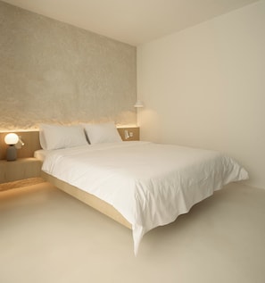 Deluxe tweepersoonskamer | Een kluis op de kamer, een bureau, een laptopwerkplek