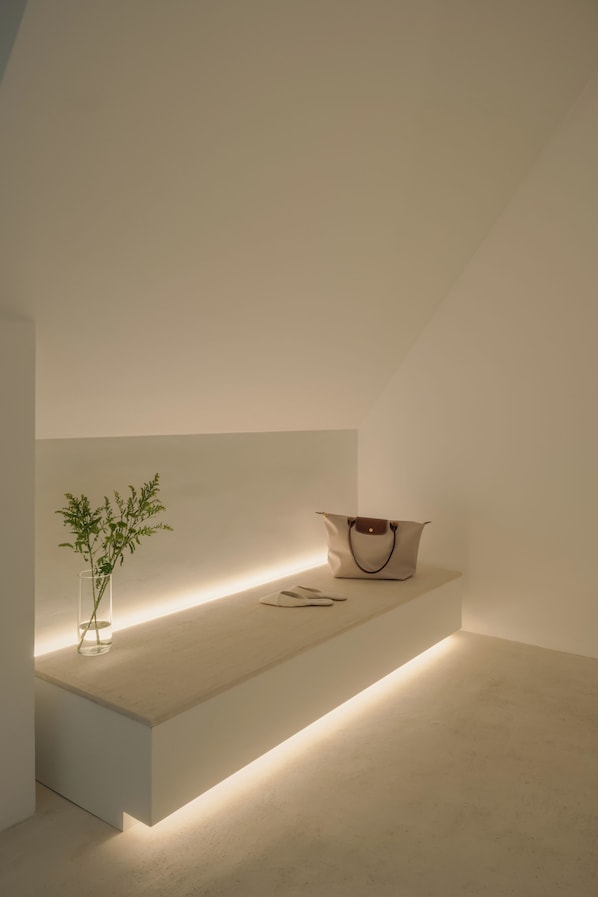 Deluxe driepersoonskamer, balkon | Een kluis op de kamer, een bureau, een laptopwerkplek