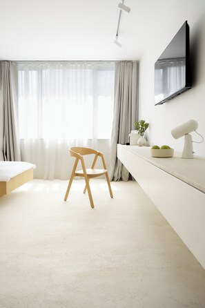 Deluxe Twin Room | In-room safe, desk, laptop workspace, blackout drapes