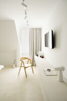 Caja de seguridad en la habitación y escritorio