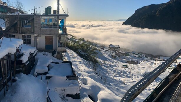 A building with a balcony overlooking a snowy landscape and a valley below. - Yangzom La Homestay  (Gangtok)