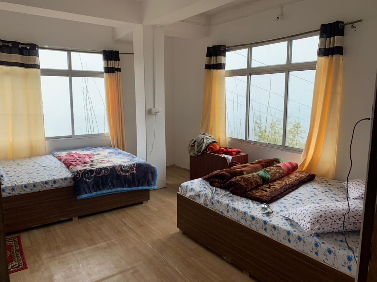 Habitación doble estándar, balcón, vista a la montaña | Escritorio y espacio para trabajar con laptop 