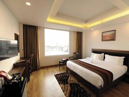 Premium bedding, iron/ironing board, free WiFi, bed sheets