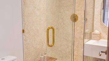 Apartemen, 1 Tempat Tidur King, balkon | Kamar mandi | Shower, pancuran hujan, pengering rambut, dan kloset