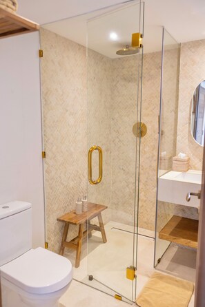 Căn hộ, 1 giường cỡ king, ban công | Phòng tắm | Buồng tắm vòi sen, vòi sen phun mưa, máy sấy tóc, chậu vệ sinh/vòi rửa