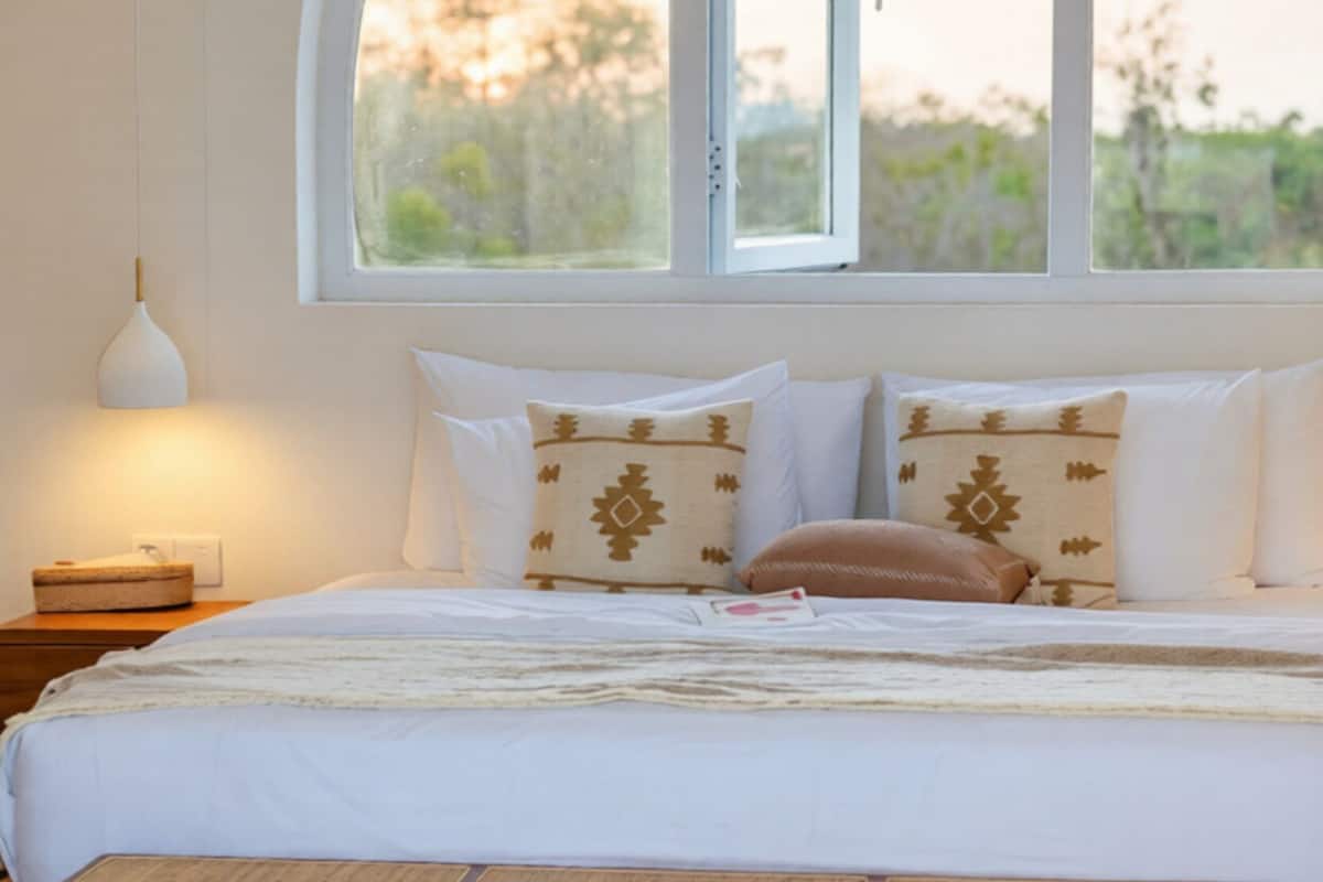 Habitación doble, 1 cama King size, vista a la alberca | Minibar, caja de seguridad en la habitación y escritorio