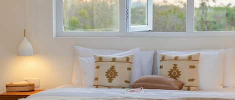 Kamar Double, 1 Tempat Tidur King, pemandangan kolam renang | Minibar, brankas, meja kerja, dan ruang kerja ramah laptop