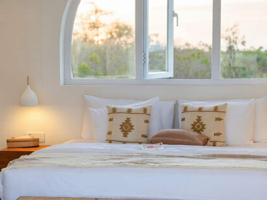 Double Room, 1 King Bed, Pool View | Minibar, in-room safe, desk, laptop workspace