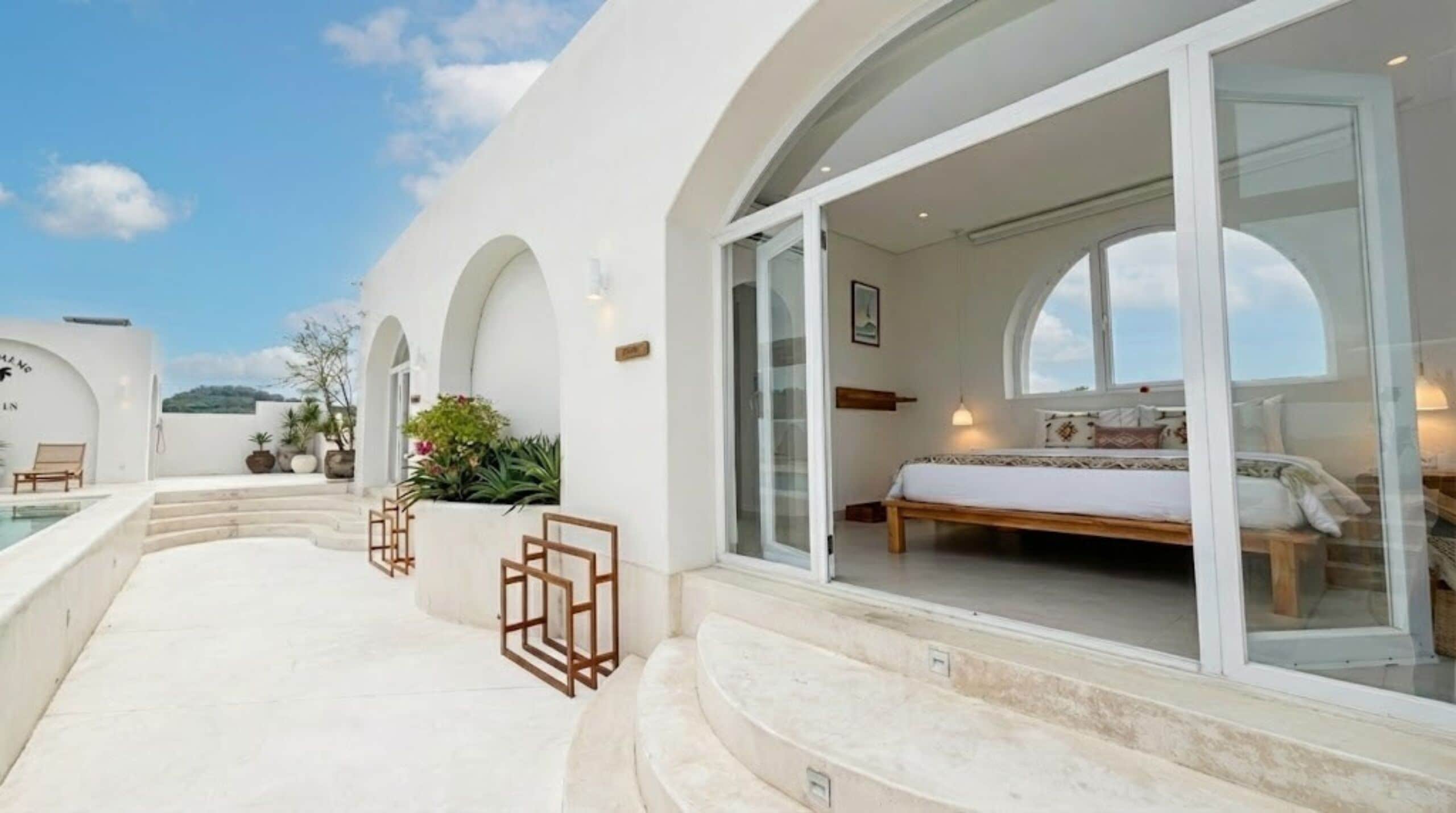 Chambre Double, 1 très grand lit, vue piscine | Minibar, coffres-forts dans les chambres, bureau