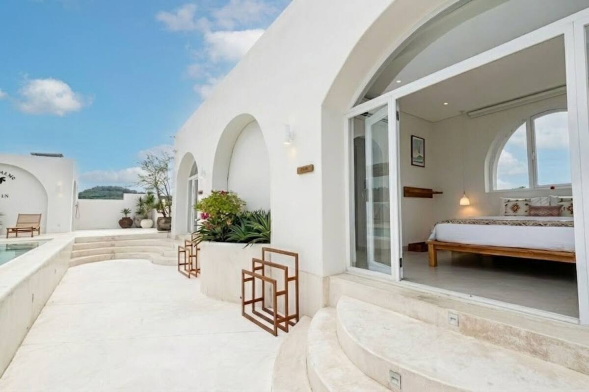 Double Room, 1 King Bed, Pool View | Minibar, in-room safe, desk, laptop workspace