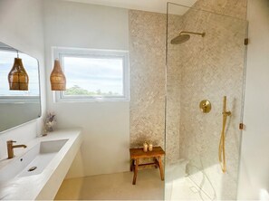 Een douche, een regendouche, een haardroger, een bidet