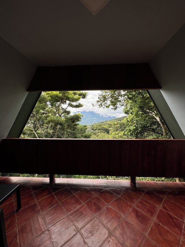 Comfort huisje, 1 kingsize bed met slaapbank, uitzicht op bergen | Terras