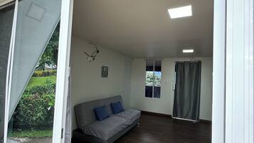 Comfort Cabin, 2 Bedrooms, Mountain View | Living area