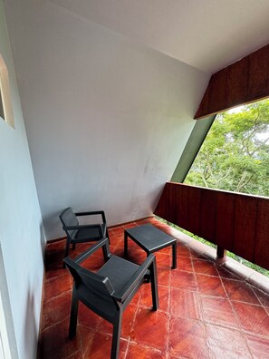 Comfort huisje, 1 kingsize bed met slaapbank, uitzicht op bergen | Terras