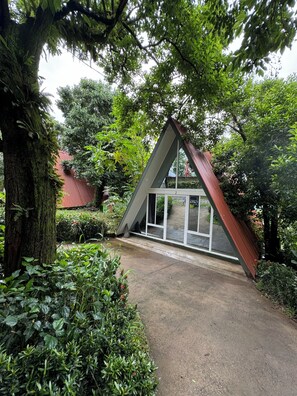 Comfort huisje, 1 kingsize bed met slaapbank, uitzicht op bergen | Een bureau, een laptopwerkplek, gratis wifi