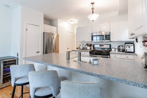 Fridge, microwave, dishwasher, coffee/tea maker - 2026 Commissioning Week Promo: Book 6 Nights, Get the 7th Free (Annapolis)