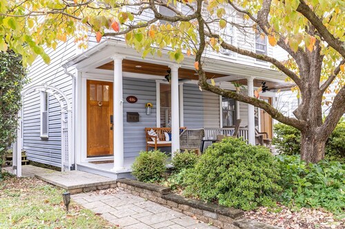Steps to Marinas & Shops w Parking in Eastport