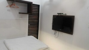 Desk, laptop workspace, free WiFi, bed sheets - Hotel Star City (Kolkata)