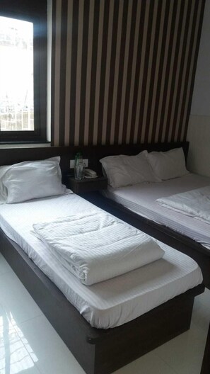 書桌、筆電工作空間、免費無線上網、床單