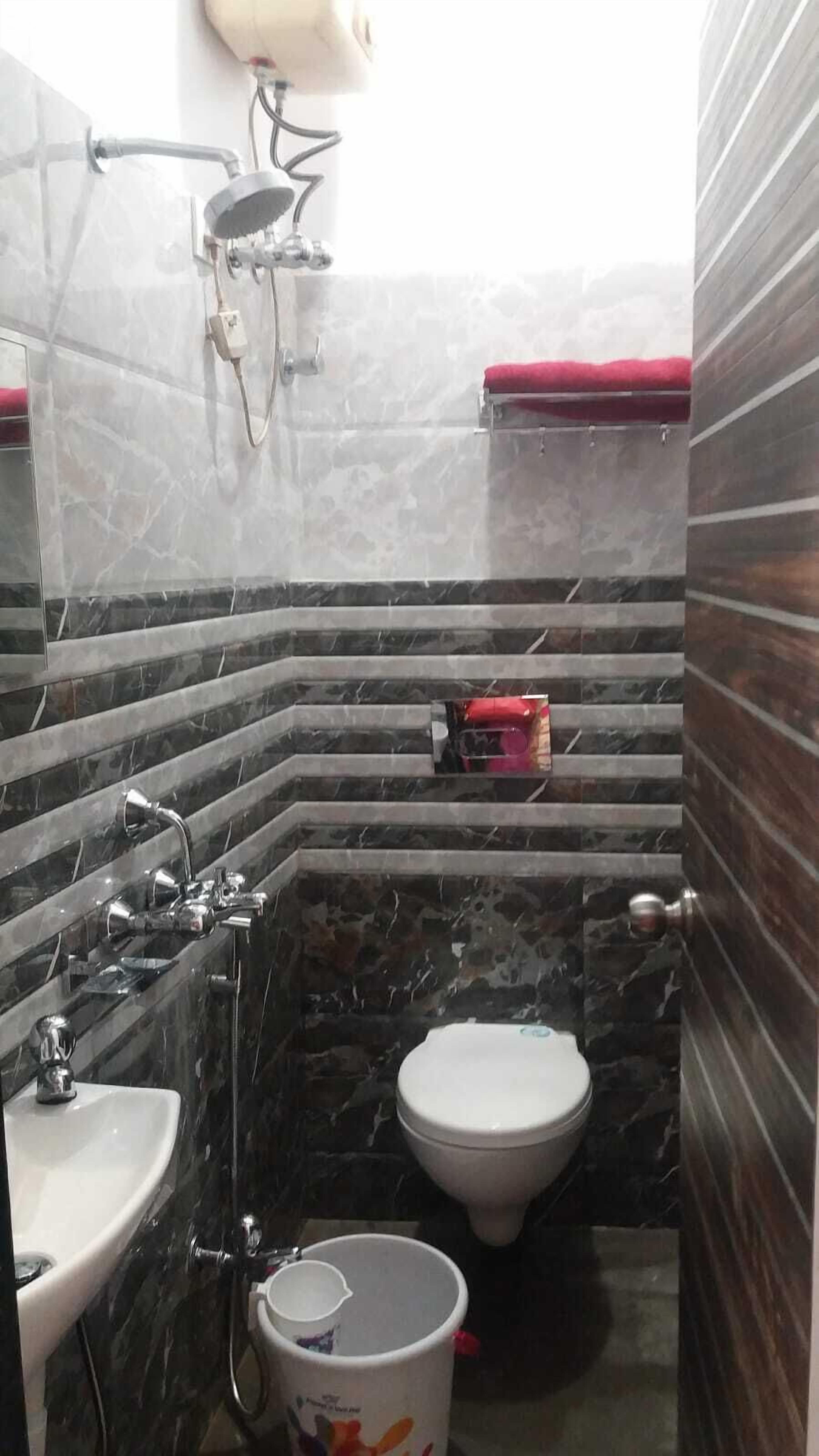 Ducha, artículos de tocador gratuitos, secador de pelo, toallas
