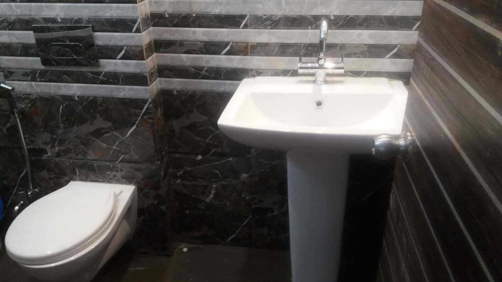 Dusche, kostenlose Toilettenartikel, Haartrockner, Handtücher