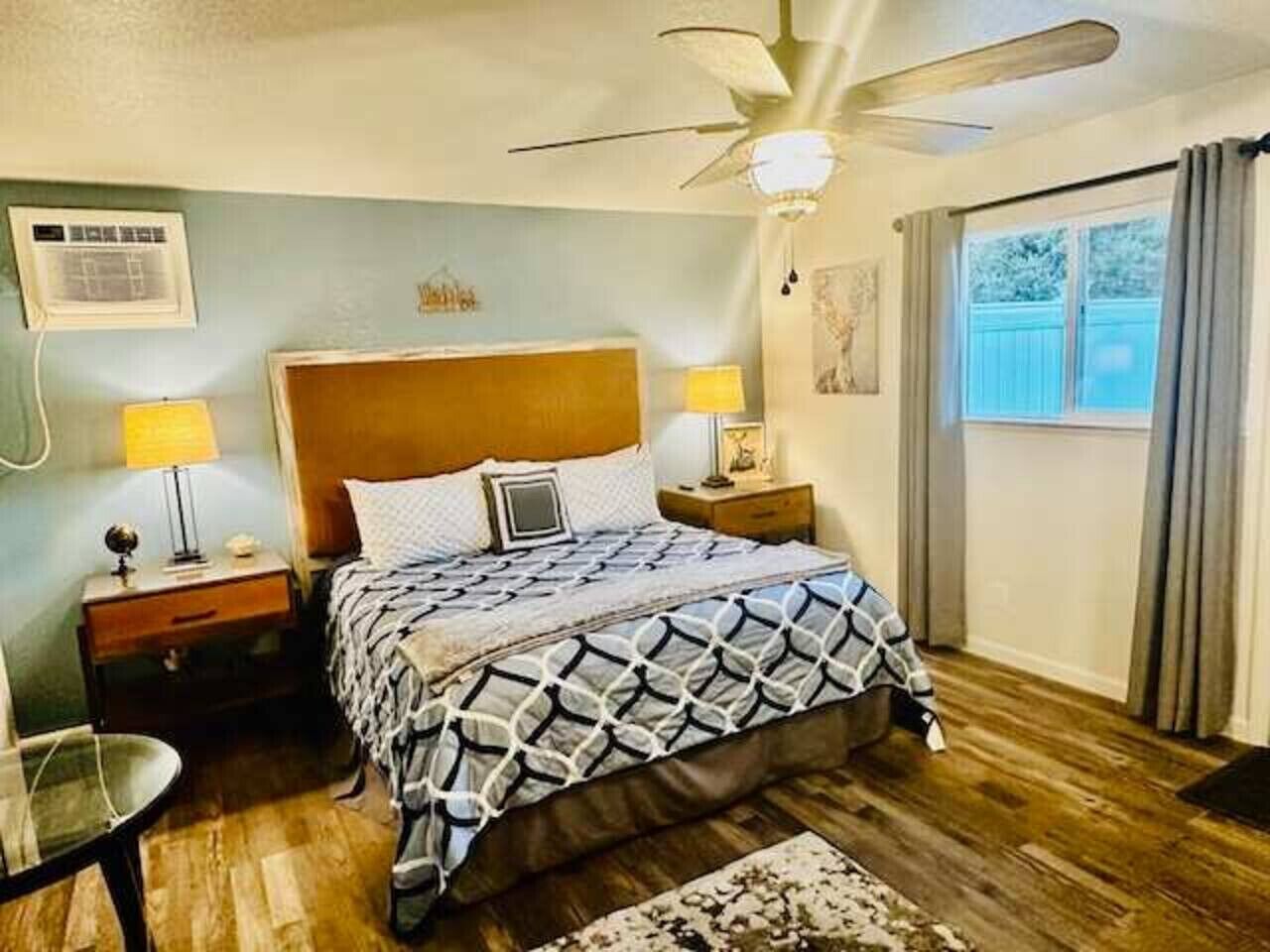 Desk, travel cot, WiFi, bed sheets